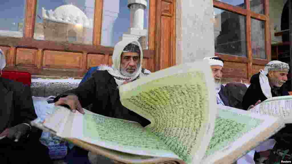 Orang-orang membaca kitab suci al-Qur&#39;an di Masjid Agung pada malam hari pertama bulan Ramadan di Sanaa, Yaman. (Reuters)&nbsp;