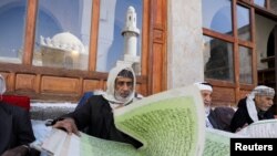 Banyak warga membaca Al-Qur'an di Masjid Agung Sana'a selama bulan Ramadan di ibu kota Sanaa, Yaman (foto: dok). 