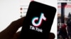 Logo media sosial TikTok terlihat pada layar sebuah telepon genggam dalam foto yang diambil di Boston, pada 18 Maret 2023. (Foto: AP/Michael Dwyer)