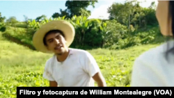 Captura de pantalla tomada por la VOA de una cuña de campaña electoral donde se ve a un joven campesino hablando con una mujer que imita en voz y físico a la dirigente opositora María Corina Machado.