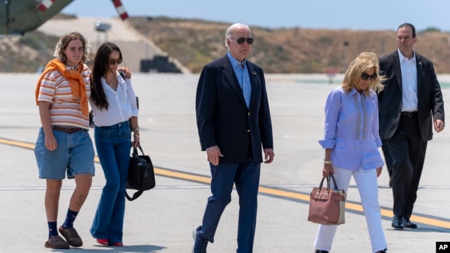 Presidenti Biden i shoqëruar nga zonja e parë Jill Biden dhe dy mbesat, Maisy Biden dhe Naomi Biden (16 qershor 2024)