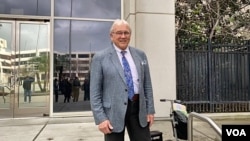 陳立人的辯護律師韋斯利・J・施羅德(Wesley J. Schroeder) 在聖克拉拉最高法院門前(美國之音/周星晨)