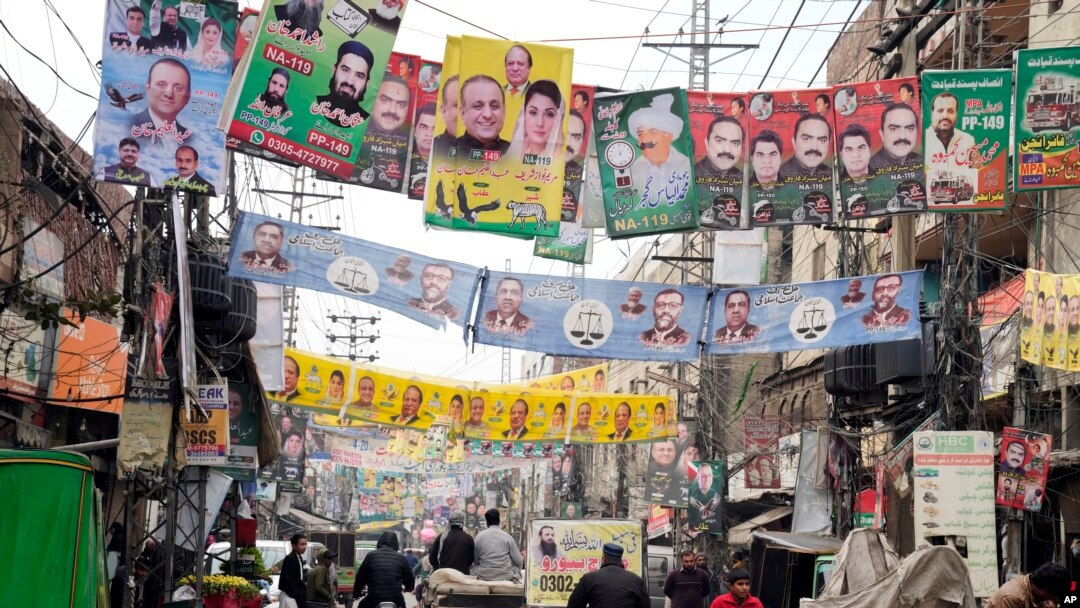 لاہور کی ایک سڑک پر مختلف پارٹیوں سے تعلق رکھنے والے امیدواروں کے بینر لگے ہوئے ہیں۔ 