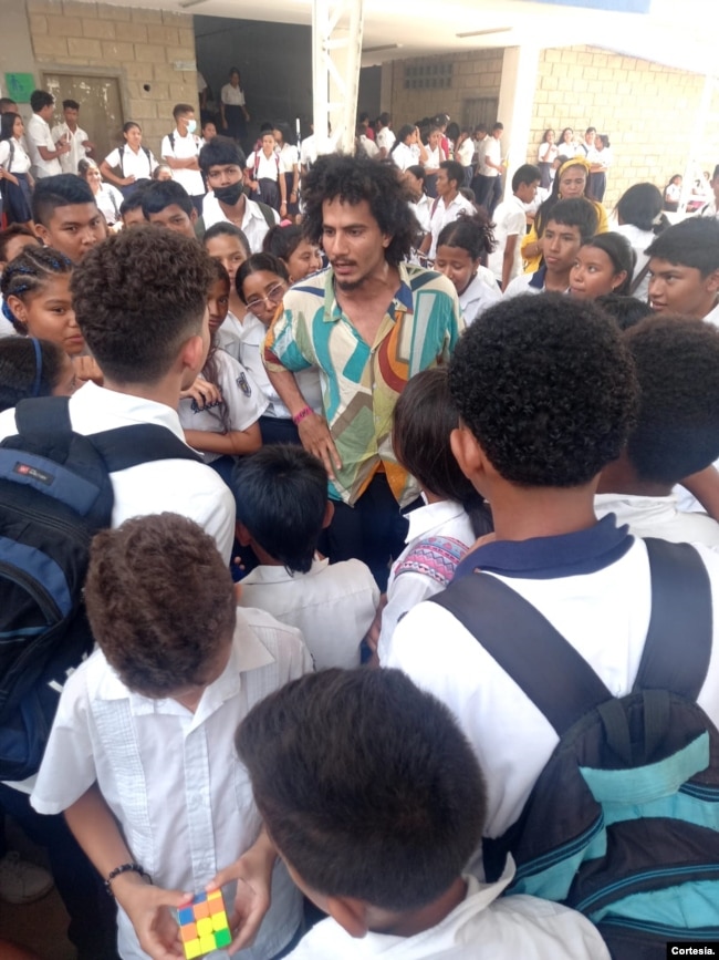 Ahmad Mohsen conversa con niños de un colegio en Manaure, Colombia. [Foto: Cortesía del entrevistado]