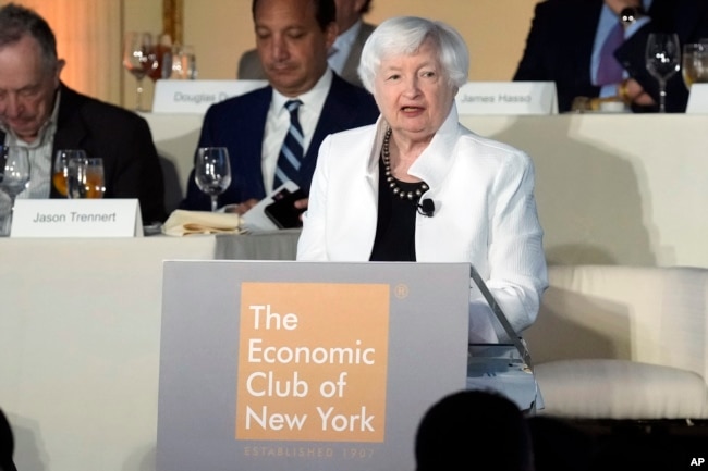 2024年6月13日，美国财政部长耶伦在纽约经济俱乐部午餐会上发表讲话。(美联社照片)