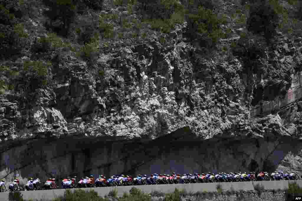 Para pebalap dalam rombongan besar bersepeda selama etape ke-17 dari edisi ke-111 balap sepeda Tour de France, 177,8 km antara Saint-Paul-Trois-Chateaux dan Superdevoluy, Prancis selatan. (AFP)&nbsp;