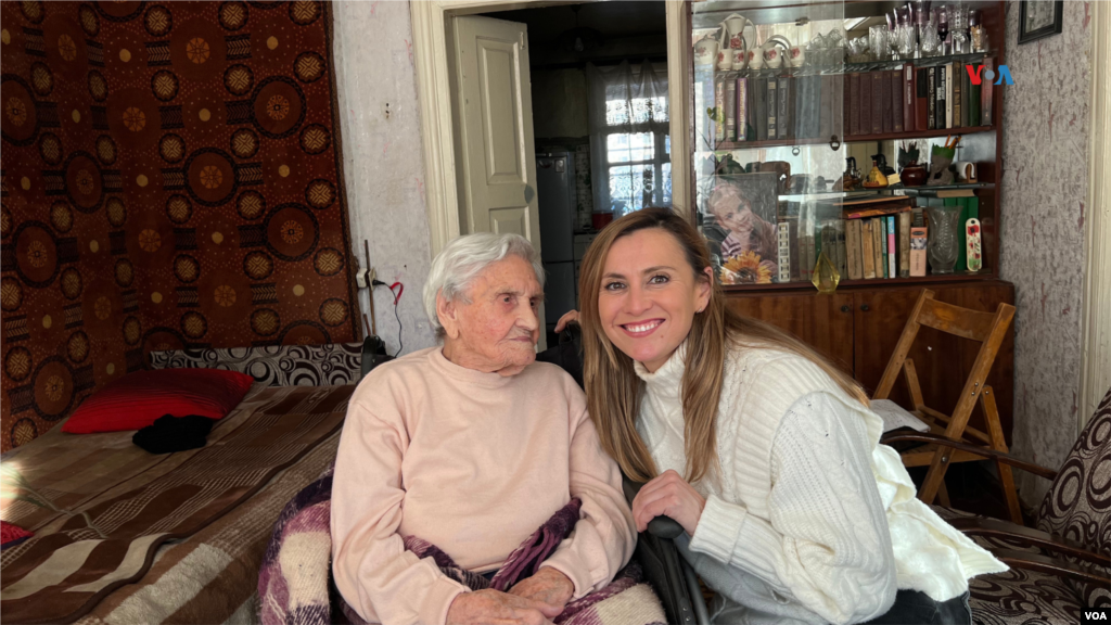  Olga Khmarna, ucraniana de 103 años, recibió a la Voz de América en su casa en Izium, en la región de Jarkov, Ucrania, el 17 de febrero de 2024. &nbsp; 