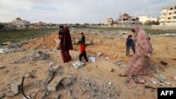 গাজা ভূখণ্ডের সীমান্ত শহর রাফার ওপর রাতভর ইসরাইলি বিমানহামলার পর ফিলিস্তিনিরা ধ্বংসযজ্ঞ পর্যবেক্ষণ করছেন। (১৮ ফেব্রুয়ারি, ২০২৪)