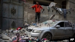 রাফায় ইসরাইলের বোমা হামলায় ব্যাপকভাবে ক্ষতিগ্রস্ত একটি ভবনের ধ্বংসস্তূপ। ১১ ফেব্রুয়ারি, ২০২৪।