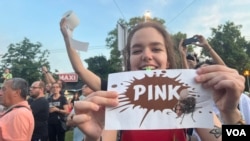 Učesnici protesta "Srbija protiv nasilja" ispred zedišta RTV Pink , u Beogradu, 1. jula 2023. (Foto: Glas Amerike/Jovana Đurović)