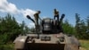 在乌克兰基辅州，乌军士兵在作战间歇站在德制“猎豹”自行高射炮上交谈。(2023年6月30日)