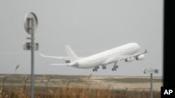 A340 que transporta de regresso 276 passageiros indianos