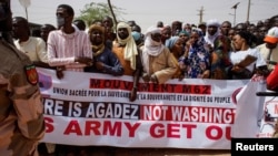 尼日爾人在阿加德茲抗議美國在當地的軍事存在。(2024年4月21日)