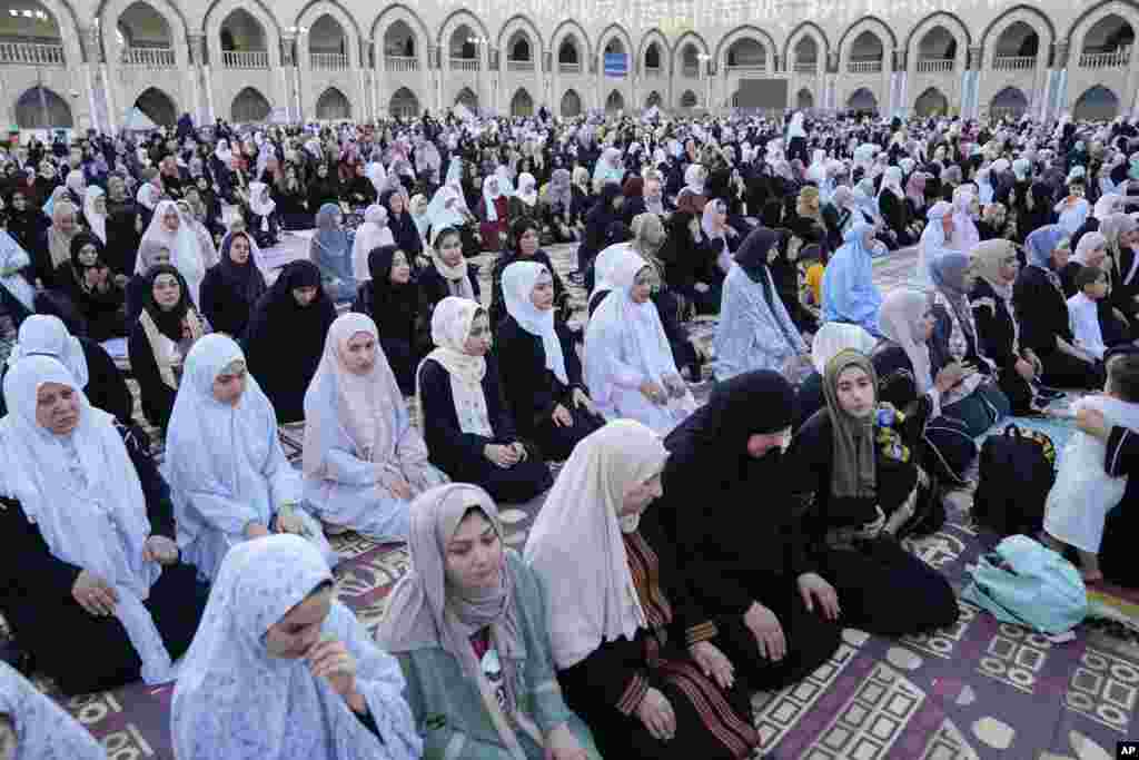 Muslimah Irak melaksanakan salat Id pada hari pertama libur Idul Adha di tempat suci Sunni Abdul-Qadir al-Jailani di Baghdad, Irak, Rabu, 28 Juni 2023. (AP/Hadi Mizban)