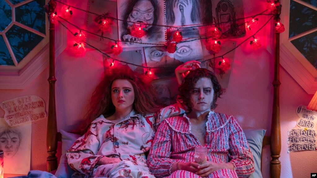 Focus Properties tarafından yayınlanan bu görüntü, "Lisa Frankenstein" filminden bir sahnede Kathryn Newton (solda) ve Cole Sprouse'u gösteriyor. (Michele K. AP aracılığıyla Kısa/Odaklama Özellikleri)