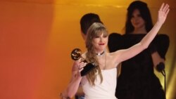 Taylor Swift menerima penghargaan Album of the Year untuk Midnights pada Grammy Awards Tahunan ke-66 di Los Angeles, California, AS, 4 Februari 2024. (Foto: REUTERS/Mike Blake)