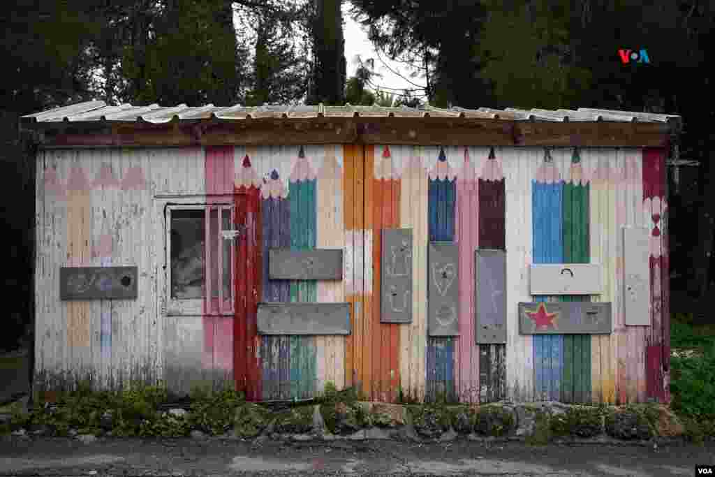 Una caseta aledaña a la escuela primaria de Neve Shalom.