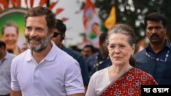 মা সনিয়া গান্ধীর সাথে পুত্র রাহুল গান্ধী। (ফাইল ছবি) 