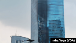 Menara K-Link di Jl Gatot Subroto, Jakarta Selatan, dilalap api pada Sabtu (15/7). Dinas Pemadam Kebakaran mengerahkan ratusan personel dan berhasil melokalisir kebakaran. (Foto: VOA/Indra Yoga)