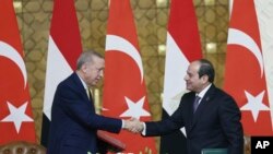 Presidenti i Turqisë, Recep Tayyip Edrogan dhe homologu i tij egjiptian, Abdel Fatah el-Sissi. Kajro, Egjipt, 2024.
