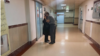 عکسی که نیلوفر حامدی گرفت، لحظه‌ای را نشان می‌دهد که امجد پدر مهسا امینی و مادر بزرگ او بعد از شنیدن خبر مرگ مهسا هم را در بیمارستان در آغوش گرفتند. 