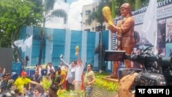 প্রথমে বাইপাসের ধারে দিয়েগো মারাদোনার বিশাল মূর্তিতে মালা দিয়ে শ্রদ্ধা জানান মার্টিনেজ। ৫ জুলাই, ২০২৩।