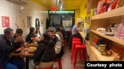 Para pelanggan menikmati makanan ala warung kopi khas Indonesia di Warkop NYC di New York (dok: Warkop NYC)