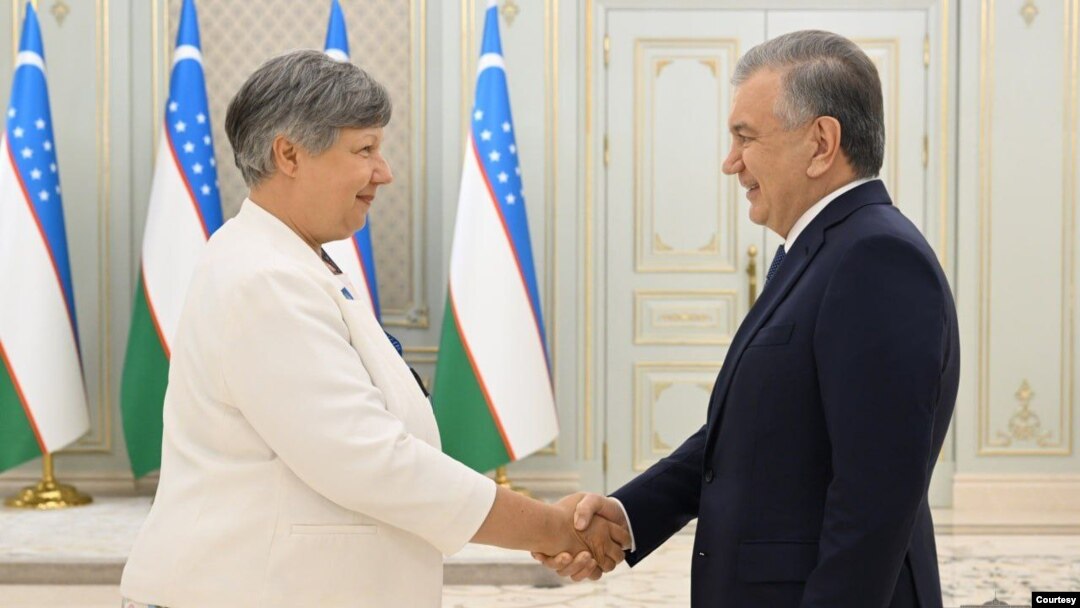 Yevropada xavfsizlik va hamkorlik tashkilotining O'zbekistondagi saylovni kuzatgan missiyasi boshligi Ursula Gatsek 3-iyulda Prezident Shavkat Mirziyoyev bilan bir yarim soat muloqot qilgan. "Amerika Ovozi" bilan suhbatda Gatsek O'zbekiston rahbariga ishonch bildirdi.