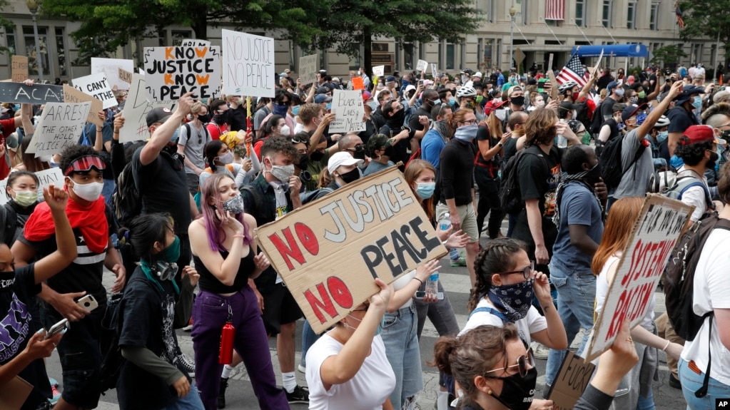 資料照 - 2020 年 6 月 2 日，示威者在華盛頓白宮附近抗議喬治·弗洛伊德之死。 