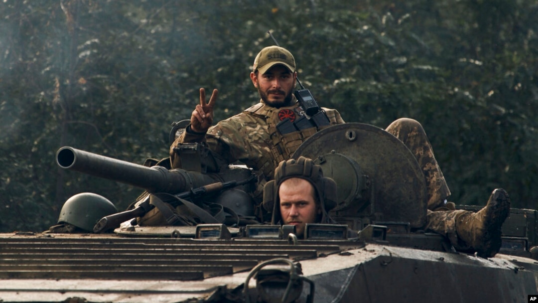 Ukrajinski vojnik pokazuje V-znak na vozilu u Iziumu, oblast Harkov, Ukrajina, 13. septembra 2022.