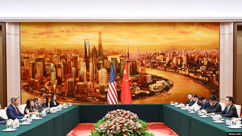 美国气候特使克里（左一）与中国国家副主席在北京举行会谈。（2023年7月19日）(photo:VOA)