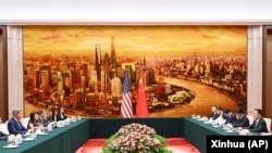 美国气候特使克里（左一）与中国国家副主席在北京举行会谈。（2023年7月19日）