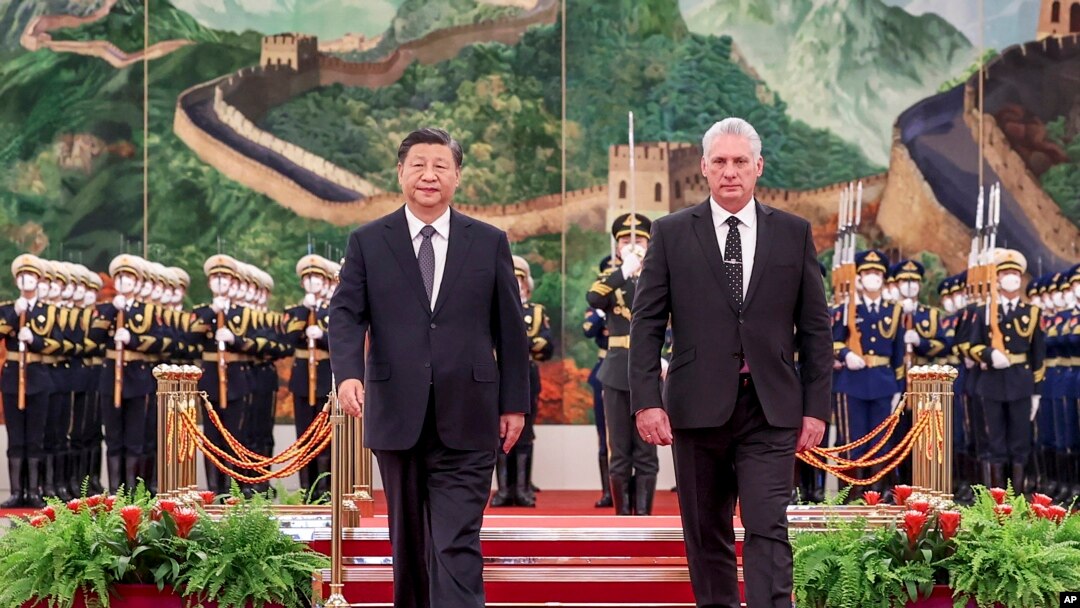 ARHIVA - Kineski predsednik Ši Đinping i kubanski predsednik Migel Diaz-Kanel Bermudez na ceremoniji u Pekingu, 25. novembra 2022. 