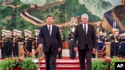 資料照片：2022年11月25日，中國國家主席習近平（左）和古巴總統米格爾·迪亞茲-卡內爾·貝穆德斯在北京人民大會堂舉行的歡迎儀式上。 （美聯社照片）