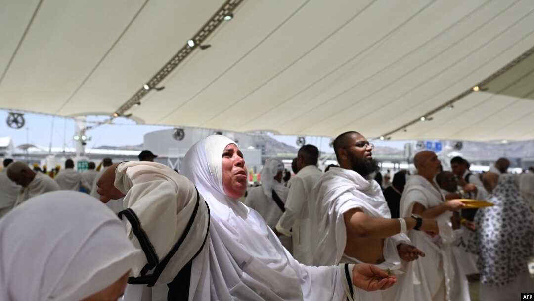 Para jemaah haji menjalankan ritual melempar batu sebagai bagian dari ritual ibadah haji di Mina, pada 28 Juni 2023. (Foto: AFP/Sajjad Hussain)