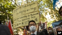 資料照片：2020年9月1日，中國外交部長王毅訪問德國期間，《國安法》通緝的香港民主活動人士羅冠聰參加抗議活動