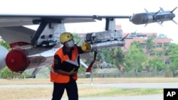 An AIM-9 sidewinder air-to-air missile is inspected at the Hualien Airbase in Taiwan, Aug. 17, 2022.