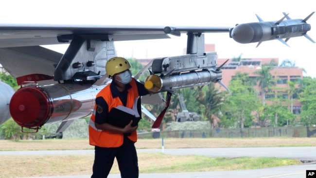 An AIM-9 sidewinder air-to-air missile is inspected at the Hualien Airbase in Taiwan, Aug. 17, 2022.