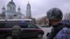 Sebuah kendaraan yang membawa reporter The Wall Street Journal Evan Gershkovich yang ditahan karena dicurigai melakukan spionase, meninggalkan gedung pengadilan di Moskow, Rusia, 30 Maret 2023. (REUTERS/Evgenia Novozhenina)