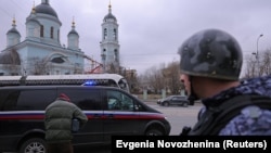 Фото, Машина з Еваном Гершковичем від'їжджає від будівлі суду в Москві. REUTERS/Evgenia Novozhenina