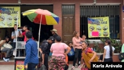 Algunos migrantes aguardan a la salida de un hotel, en Esquipulas, Guatemala. [Fotografía Karla Arévalo/VOA]