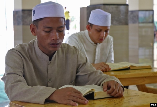 Salah satu kegiatan yang dilakukan oleh warga binaan di Lapas Narkotika Kelas II Cipinang adalah tadarus bersama di siang hari setelah Shalat Dzuhur berjamaah, Sabtu (8/4). (VOA/Indra Yoga)