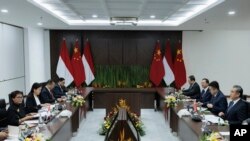 Indonesian Foreign Minister Retno Marsudi, far left, speaks during a bilateral meeting with Chinese Foreign Minister Wang Yi, far right, in Jakarta, Indonesia, April 18, 2024. (Pool via AP)