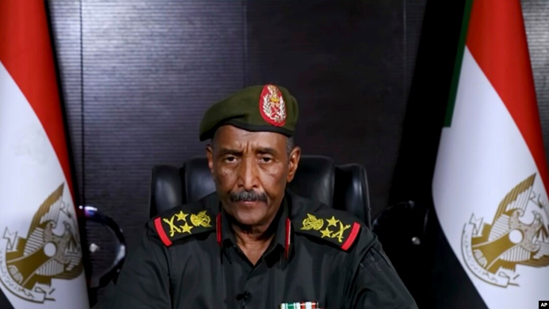 Jenderal Abdel-Fattah Burhan, komandan Angkatan Bersenjata Sudan, berbicara di lokasi yang dirahasiakan dalam pidato pertamanya sejak pertempuran di Sudan dimulai hampir seminggu yang lalu, dalam gambar yang dibuat oleh Angkatan Bersenjata Sudan, 21 April 2023. 