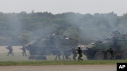 資料照片：台灣軍隊在台灣北部的新竹縣進行模擬陸空聯合實戰演習。 (2023年9月21日)