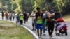ARCHIVO — Migrantes caminan por Villa Comaltitlán, estado de Chiapas, sur de México, el 27 de diciembre de 2023, rumbo a la frontera con Estados Unidos. Algunos líderes estatales dicen que no pueden hacer frente al volumen de inmigrantes.