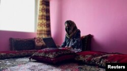 صوفیا وايي د کلونو راهسې جنګونو افغان مېرمنې د ستونزو سره بلد کړې دي. "زمونږ اوس هم خوبونه شته او دلاسه به يې نه ورکوو."