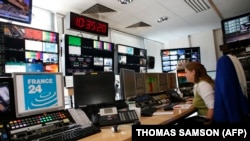ARCHIVES - Une employee dans un studio de la chaîne de télévision française France 24 à son siège à Issy-les-Moulineaux, près de Paris, le 23 septembre 2014.