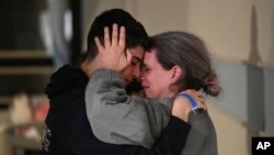 Sharon Hertzman (kanan), yang sembat disandera oleh Hamas, memeluk kerabatnya ketika bertemu di Sheba Medical Center di Ramat Gan, Israel, pada 25 November 2023. (Foto: Haim Zach/GPO/Handout via AP)