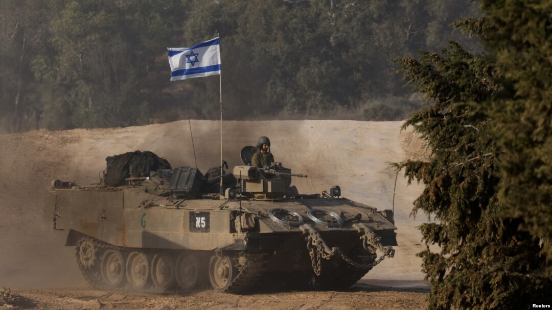 Một người lính Israel lái xe bọc thép chở quân (APC) gần biên giới với Gaza, sau khi thỏa thuận ngừng bắn tạm thời giữa Israel và nhóm Hồi giáo bảo thủ người Palestine Hamas hết hạn, ở Israel, ngày 1 tháng 12 năm 2023.